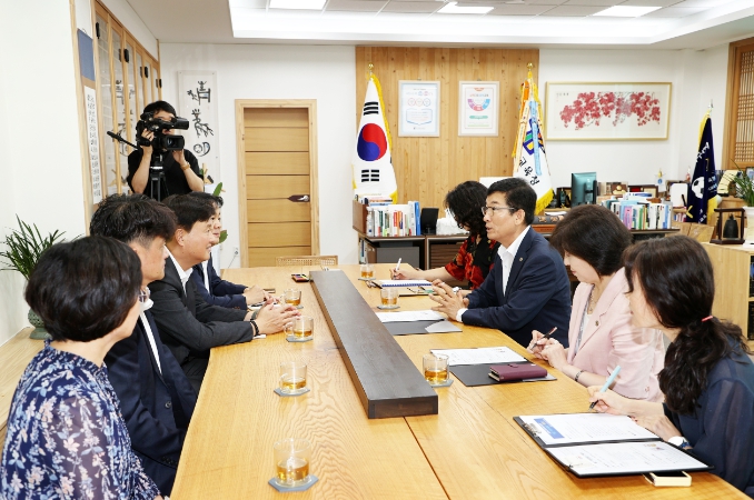 충북교육청-NH농협은행 충북본부, 어린이동산 전달식