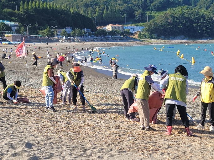 여수시 만덕동, 통장 회의 대신 환경정화 활동…해수욕장 복구 앞장