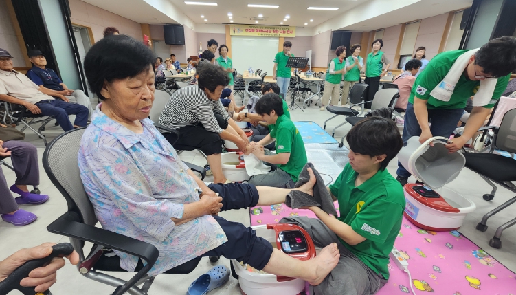 군위군 직장공장새마을協, 산성면 어르신 대상 족욕봉사 및 닭백숙 나눔 행사