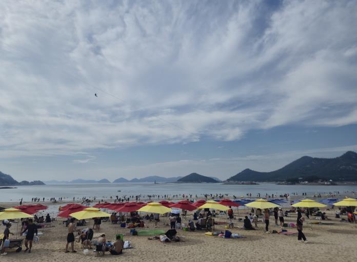 군산 선유도해수욕장, 본격 방학 맞아 가족 단위 피서객 북적

