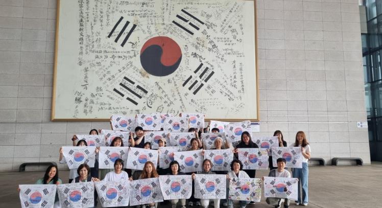 경남교육청, 17일까지 광복 80주년‘학생·교직원 서명문 태극기’전시 
