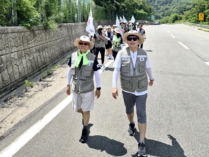 강원도의회 김용래 한국주니어자유연맹 강원도지부 회장, ‘제13회 2025 DMZ 평화둘레길 대장정’ 참가자 환영 및 동행 격려