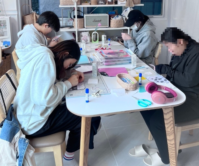속초시시설관리공단 풀이음친구랑 학교 밖 및 위기 청소년 4명 유리공예 자격증 취득