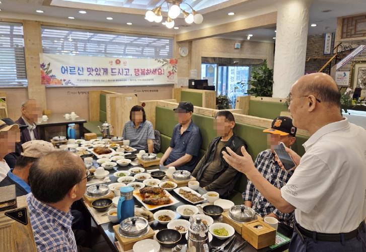 수원시 팔달구 화서1동 이교수한정식에서 '어르신 사랑의 생신상' 진행