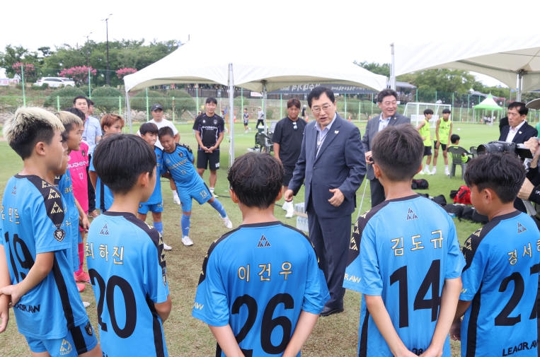 “화랑대기는 경주의 자랑”…주낙영 시장, 유소년 축구대회 현장 격려