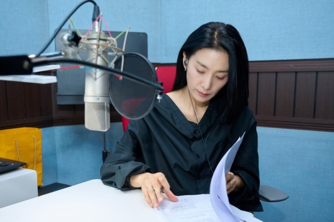 [월드 1945] 김서형, 영혼 담은 녹음 현장 공개...실화 다큐 앞두고 카리스마 폭발!