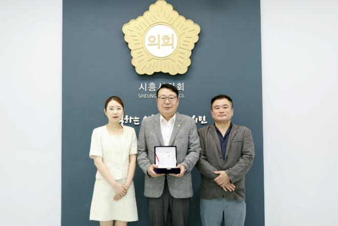시흥시의회 이봉관 의원, 상인대학 수료생 대표로부터 감사패 받아...지역 상권 실무 역량 강화에 기여