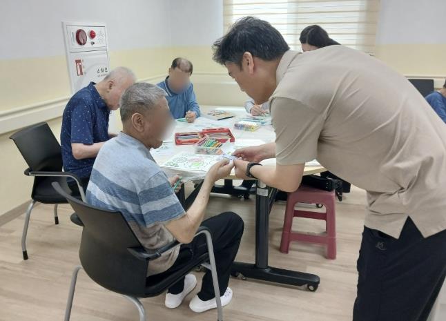 아산시 온양1동, 요양시설 어르신 대상 '찾아가는 민생회복 소비쿠폰' 전달