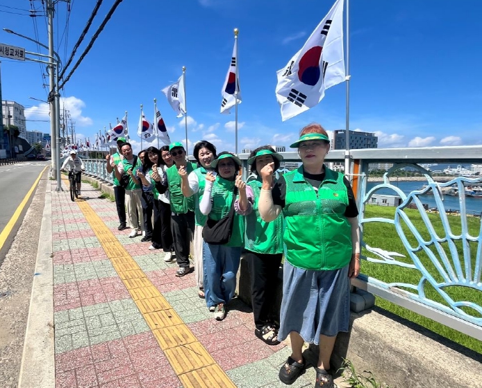 영도구 동삼2동 새마을협의회·부녀회, 제80주년 광복절 맞이 태극기 달기 행사