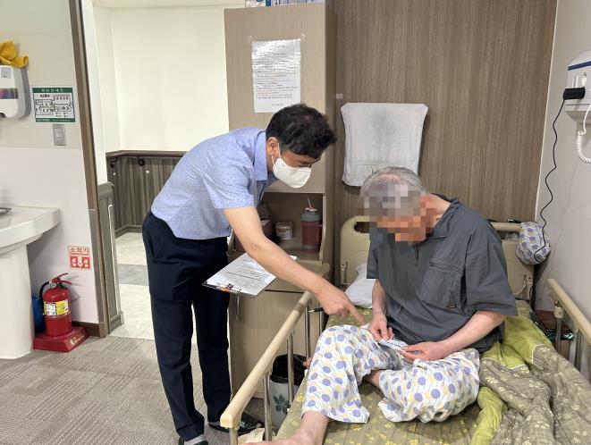 아산시 온양1동, 요양병원까지 '찾아가는 민생회복 소비쿠폰 서비스' 운영