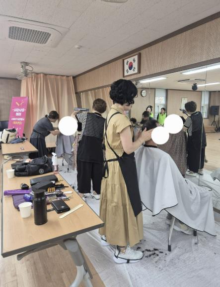 군포시 산본2동지역사회보장협의체, 취약계층 어르신 대상 '샤방샤방헤어' 사랑의 미용봉사