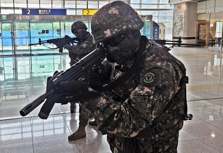 경주시 육군 50사단, APEC 앞둔 KTX경주역서 실전 같은 대테러 훈련