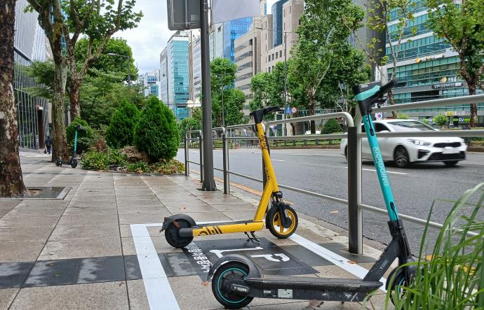 강남구, 전동킥보드·자전거 주차공간 233곳 운영...서울 평균 11배 '최다'