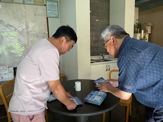 경산시, 외국인 대상 생활쓰레기 배출요령 홍보물 배포