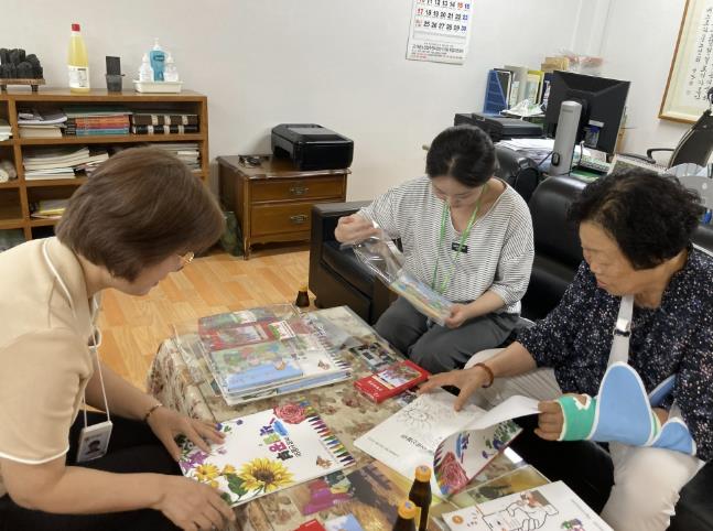 수원시 장안구 정자3동, 어르신 인지 건강 위한 교구 전달 및 안부 확인