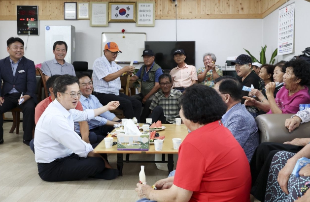 김동연 도지사 민생경제 현장투어, 평택시 포승읍 내기1리 무더위 쉼터 방문