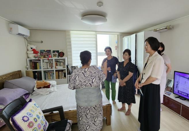 시흥시 목감동, 폭염 취약 노인 10가구에 벽걸이 에어컨 지원