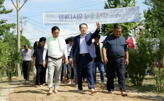 괴산군, 도심 속 '성황천 맨발숲길' 임시 개장…힐링형 건강공간으로 눈길