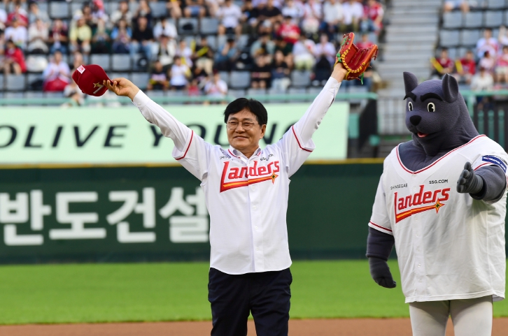박용철 강화군수, SSG 랜더스 홈경기 시구… 국립강화고려박물관 염원 담아 “등번호 800”