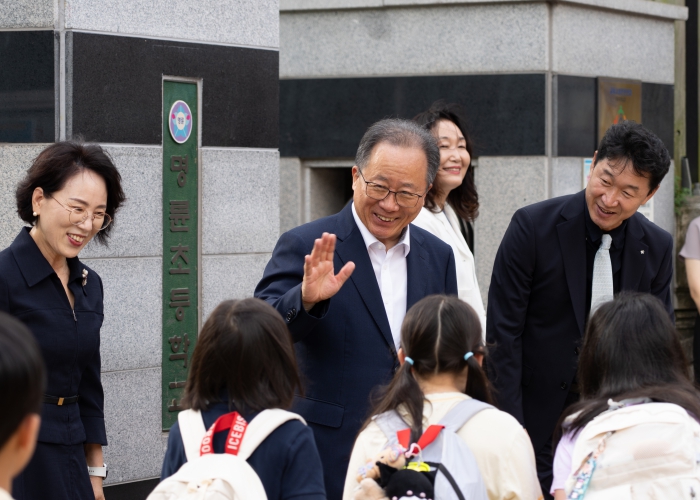 김석준 부산시교육감, 초등학교 개학 맞아 등굣길 학생맞이
