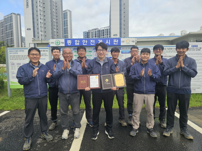 (주)라인건설 위우량 소장, 수원시장·경기도의회 의장 표창 동시 수상