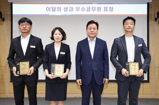 경남도, ‘이달의 성과 우수공무원’ 3명 시상‧격려