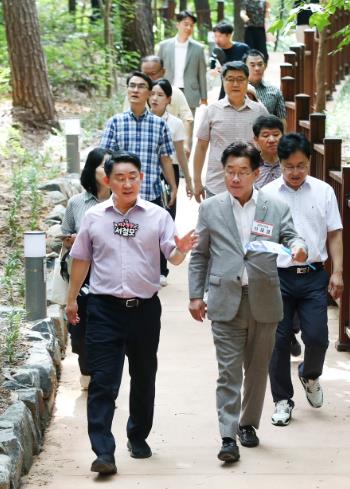 서철모 서구청장, 도안 무장애나눔길 준공 앞두고 현장 점검
