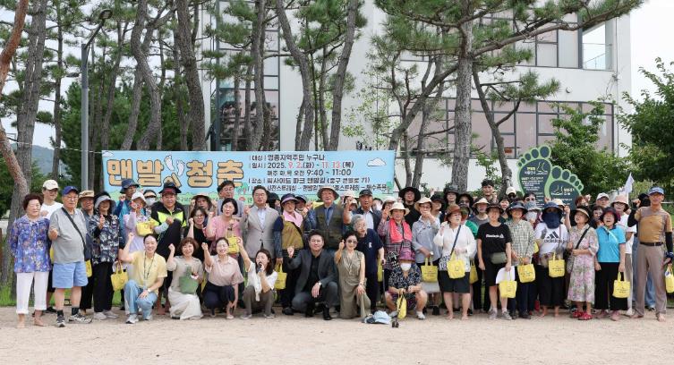김정헌 중구청장, ‘맨발의 청춘’ 걷기 활동 참여‥주민들과 건강 소통
