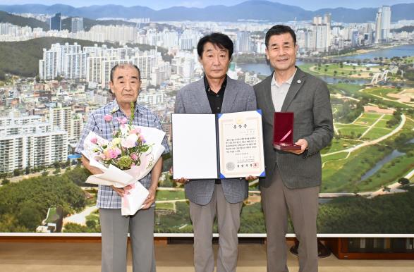 중구, 6.25전쟁 참전유공자 유족에게 화랑무공훈장 전수