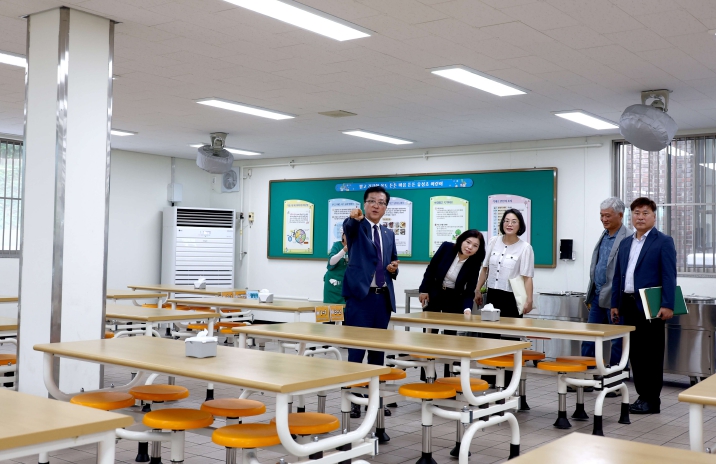대전시의회, 유성초등학교 노후시설 현장 방문