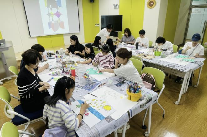 동두천 꿈나무정보도서관, 그림책 전시 '깃털과 이끼' 창작 워크숍 성료