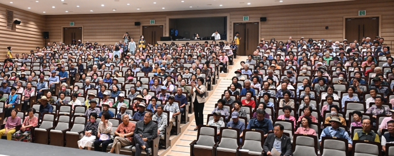 거창시니어클럽, 노인공익활동 참여자 마당극 단체관람