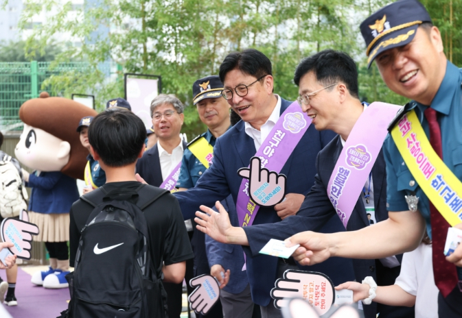 도성훈 인천광역시교육감, 교육공동체가 함께하는 학교폭력 예방 ‘제비꽃길 캠페인’ 참여