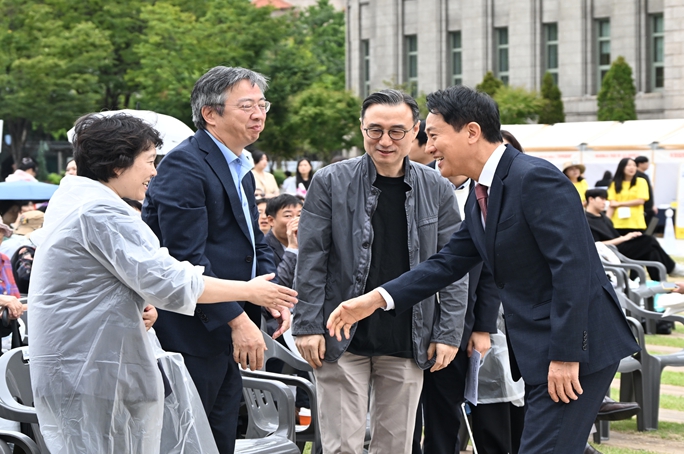 서울광장에서 만난 희망의 빛…서울시, '제18회 치매극복의 날 기념식' 개최