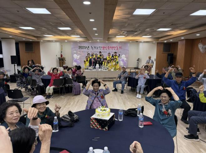 군포시 군포2동 주민자치회, 독거노인 생신 추억 만들기 개최