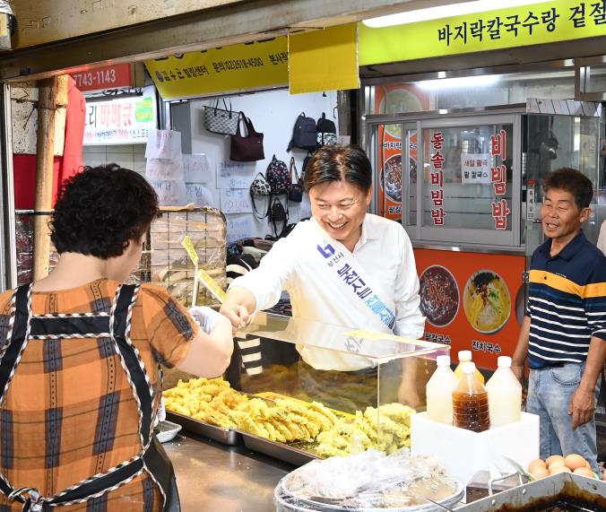 조용익 부천시장, 추석 앞두고 전통시장 민생 현장 찾아