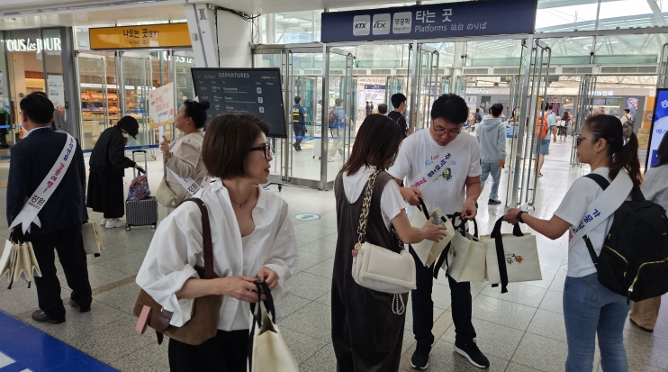 강원특별자치도, 추석 연휴 맞아 서울역서 강릉여행 거리캠페인