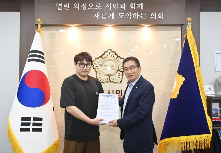 파주 산내마을 주민, "산내마을 복합 커뮤니티 센터 조속한 건립"에 관한 서명서 파주시의회에 전달