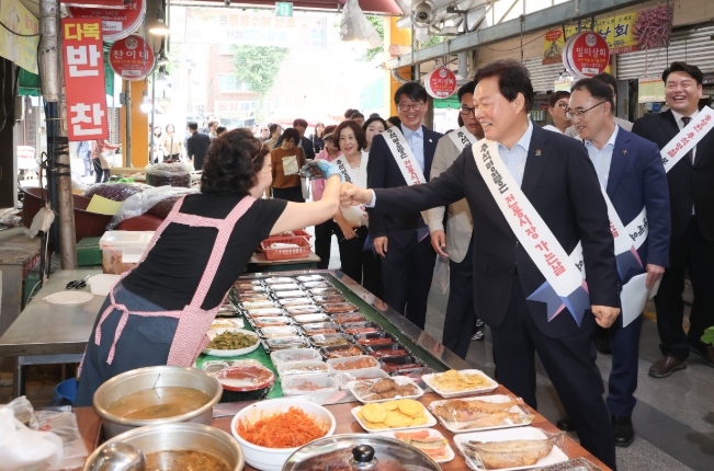 경남도, 추석 앞두고 김해시노인종합복지관·동상시장 방문