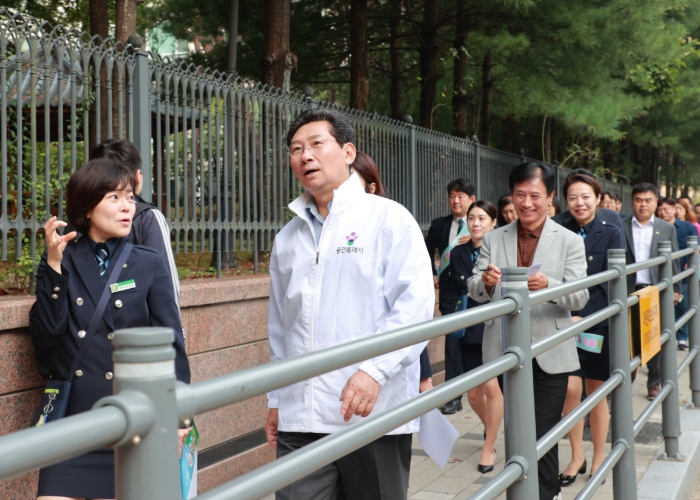 이상일 용인특례시장, 대청초 어린이 교통안전 지도 봉사 참여