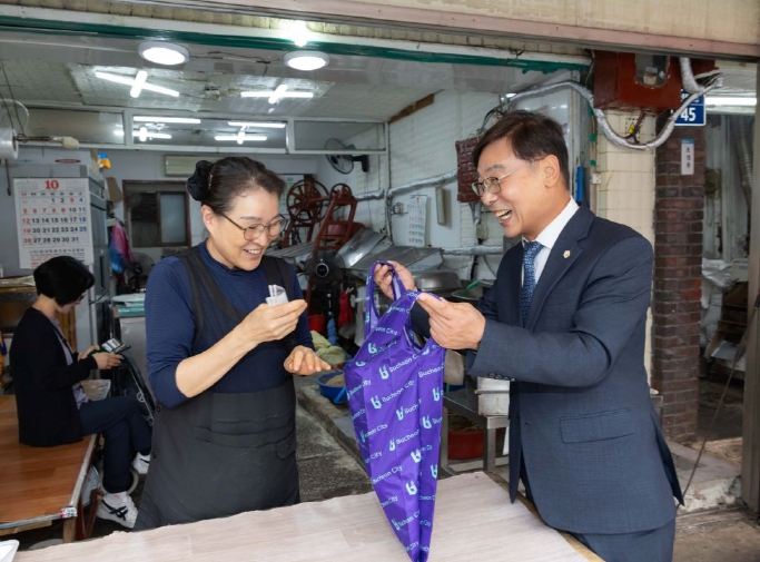 부천시의회 김병전 의장, 추석맞이 전통시장 소상공인 격려