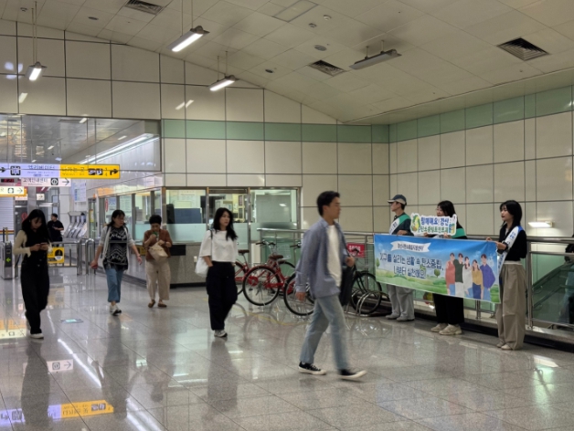 경산시 탄소중립 서포터즈, 출근길 시민과 함께 ‘지하철역 피켓 홍보 캠페인’ 전개