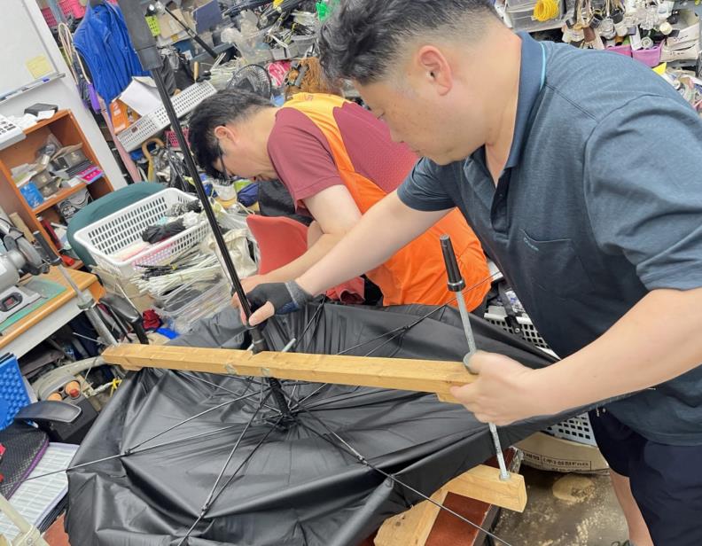 "고장 난 우산 수리해 드립니다!" 수원특례시, '2026년 상반기 찾아가는 우산수리센터' 운영