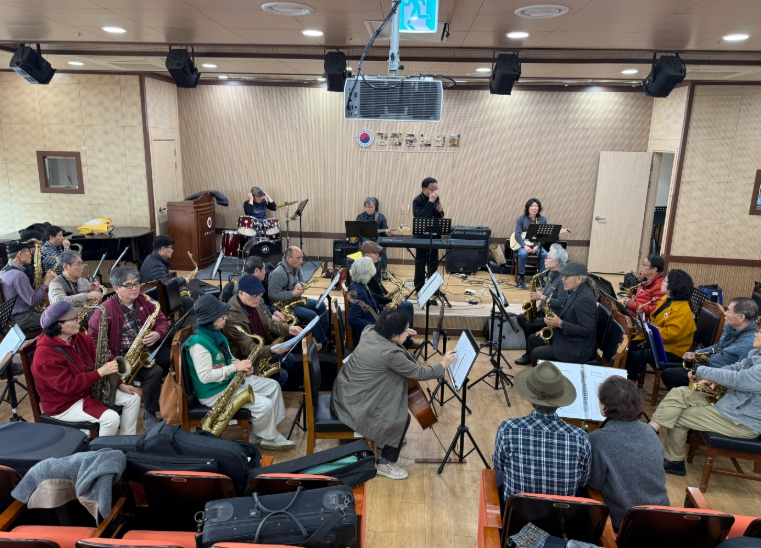 강화군노인복지관, 어르신들이 함께 만들어가는 하모니…시니어 앙상블 첫걸음