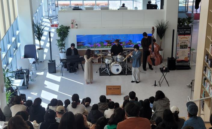 오산시, 청학도서관 재개관 기념 '음악이 흐르는 도서관 콘서트' 성황