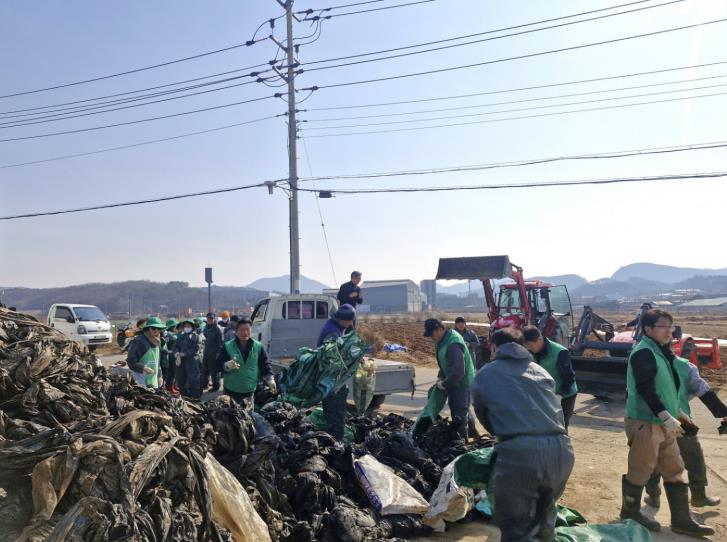 안성시 원곡면 새마을협의회, 영농 폐기물 6톤 수거… 깨끗한 농촌 만들기 앞장