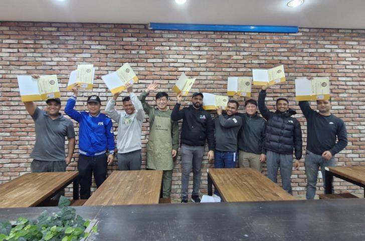 완주군 외국인 주민 9명, 바리스타 자격증 전원 취득
