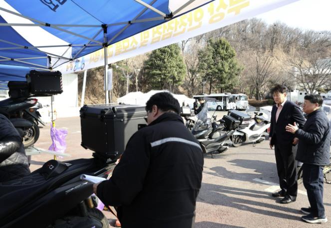 군포시, 배달노동자를 위한 이륜차 안전 점검실시