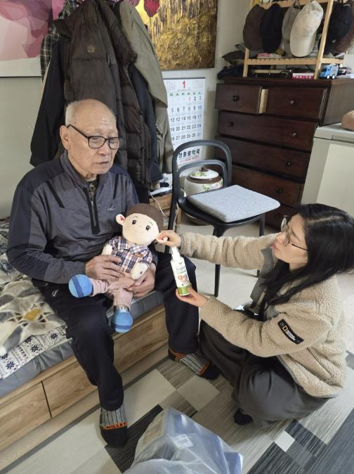 동무 되는 AI돌봄인형...홍성군, 스마트 돌봄서비스 호평