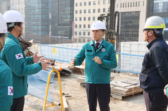 조성명 강남구청장, 해빙기 안전취약시설 현장 점검 나서